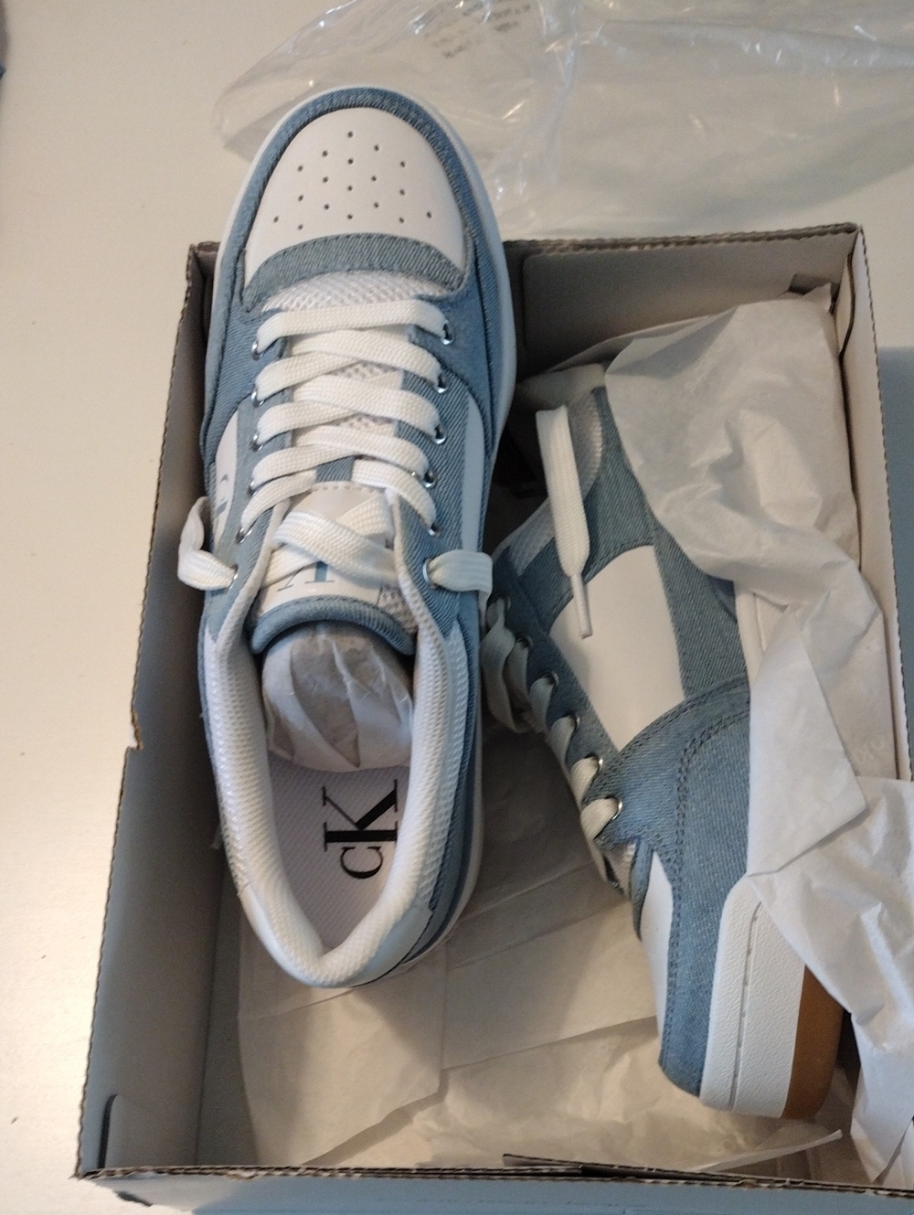 Calvin KleinAlondra6 Womens Pale Blue and White Low-Top Sneakers